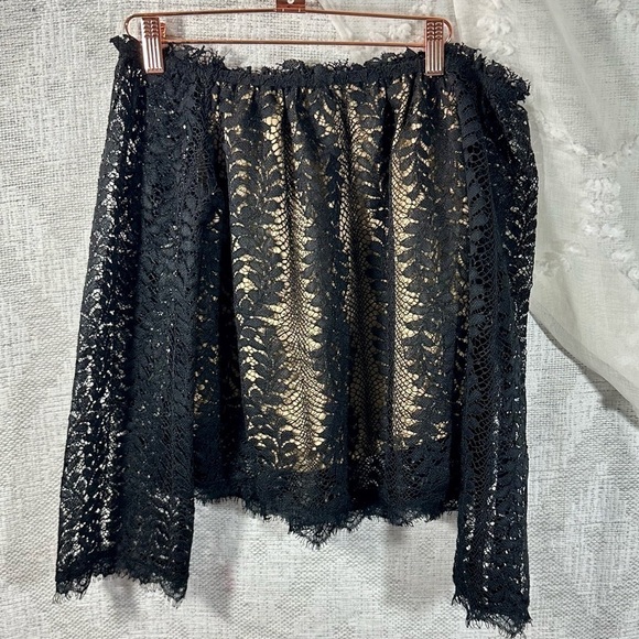 Heartloom Maryam black lace off shoulder top size S - Picture 4 of 6